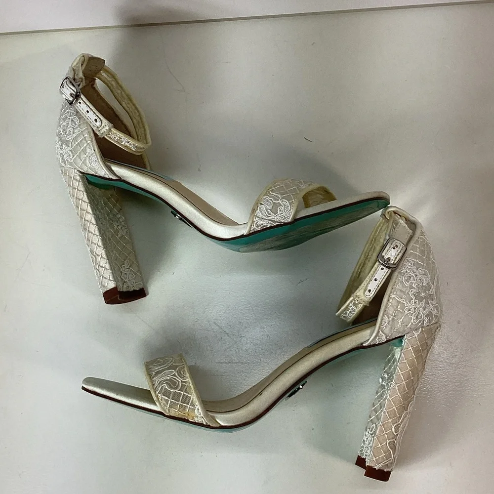 Betsey Johnson Cream Lace Heels - Picture 8 of 11